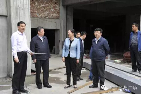 市長陳青，副市長王月成陪同省電力投資集團(tuán)公司總經(jīng)理李輝一行深入階州廣場視察