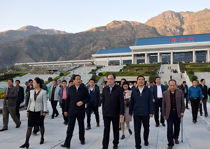 全國、省市政協(xié)委員體驗蘭渝鐵路、視察階州廣場