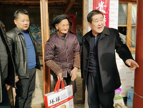 市龍江集團在文縣橋頭鎮(zhèn)安子坡村開展“解難題、辦實事、送溫暖”活動